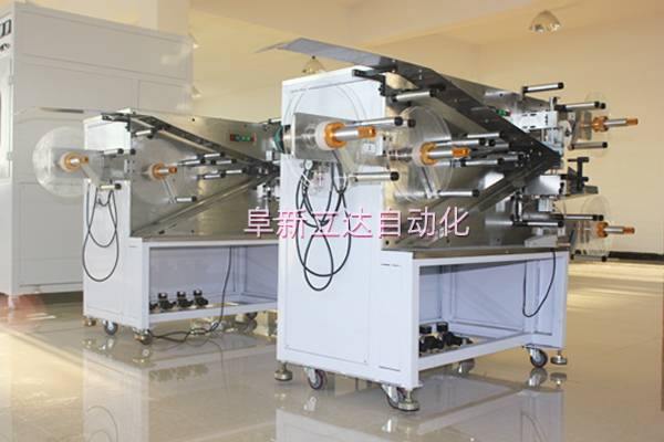 氣動(dòng)控制張力卷繞機(jī)用于啟動(dòng)電容器的生產(chǎn)中。