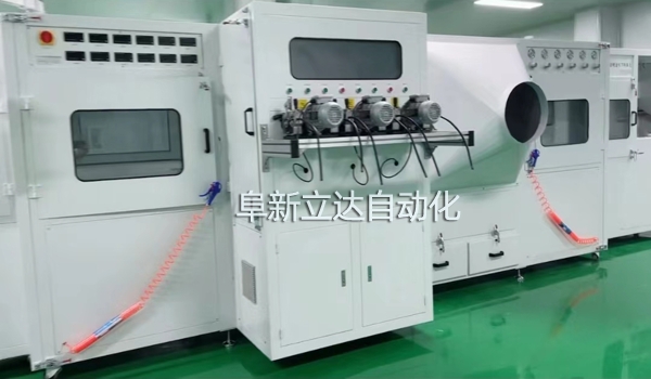 自動噴金機(jī)是電容器生產(chǎn)中的關(guān)鍵設(shè)備，規(guī)格有三槍，雙面四槍、六槍、八槍，可按客戶需求定制，阜新立達(dá)自動化裝備有限公司